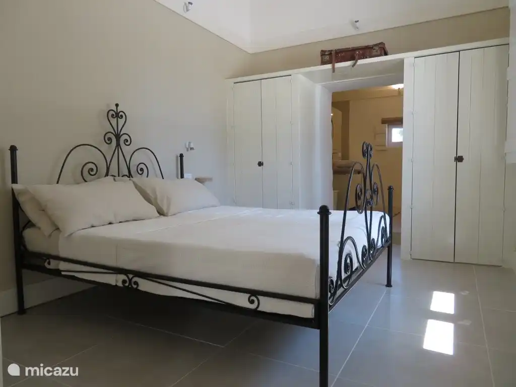 Erstes Schlafzimmer mit eigenem Bad