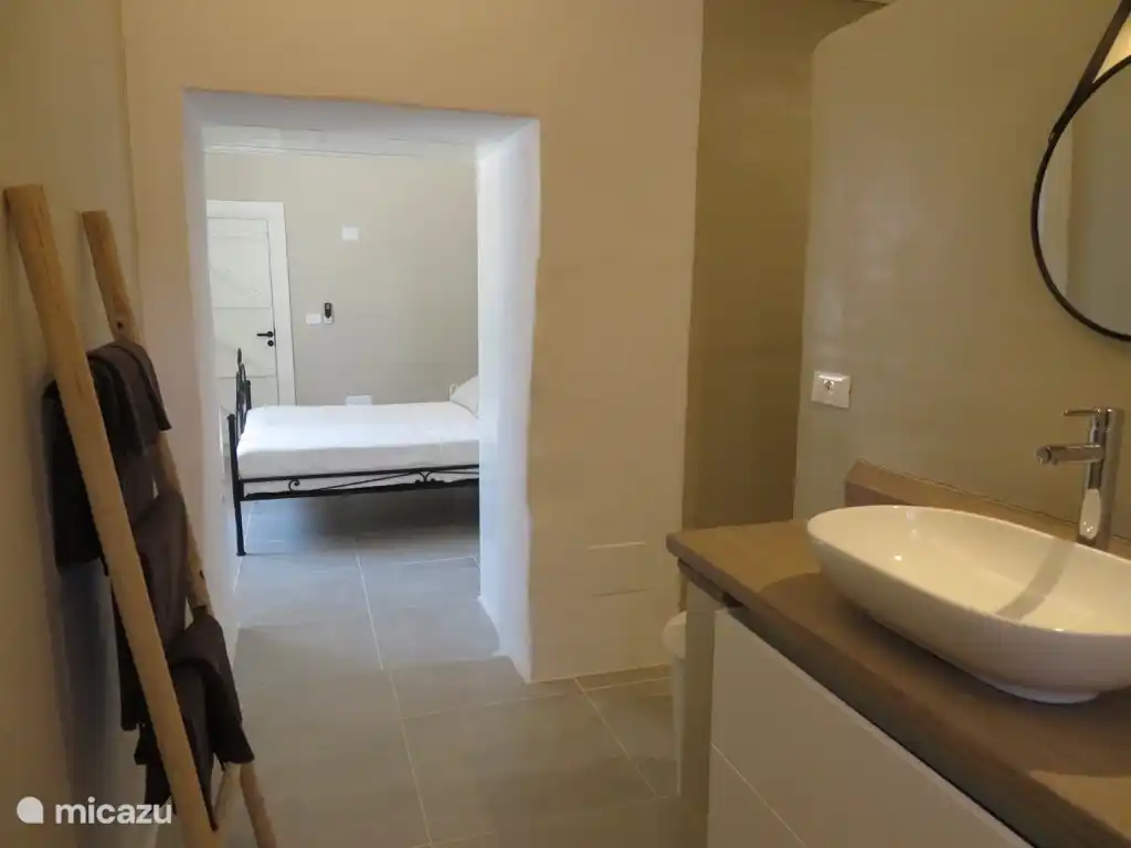 Badezimmer mit Blick auf das Schlafzimmer