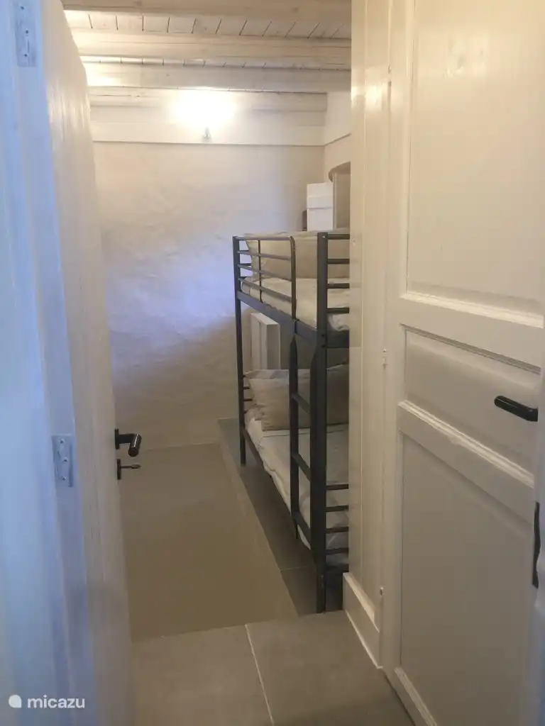 Durchgang vom Haus zum Trullo über das Kinderzimmer oder den eigenen Eingang an der Vorderseite (optional)