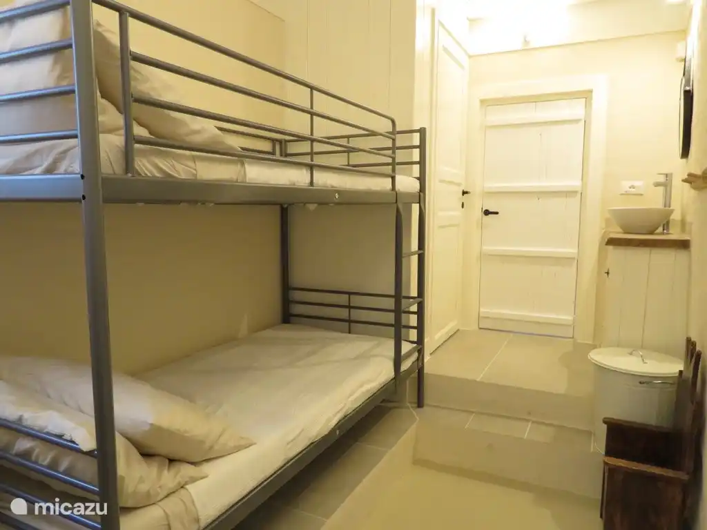 Kinderzimmer mit Waschbecken und WC