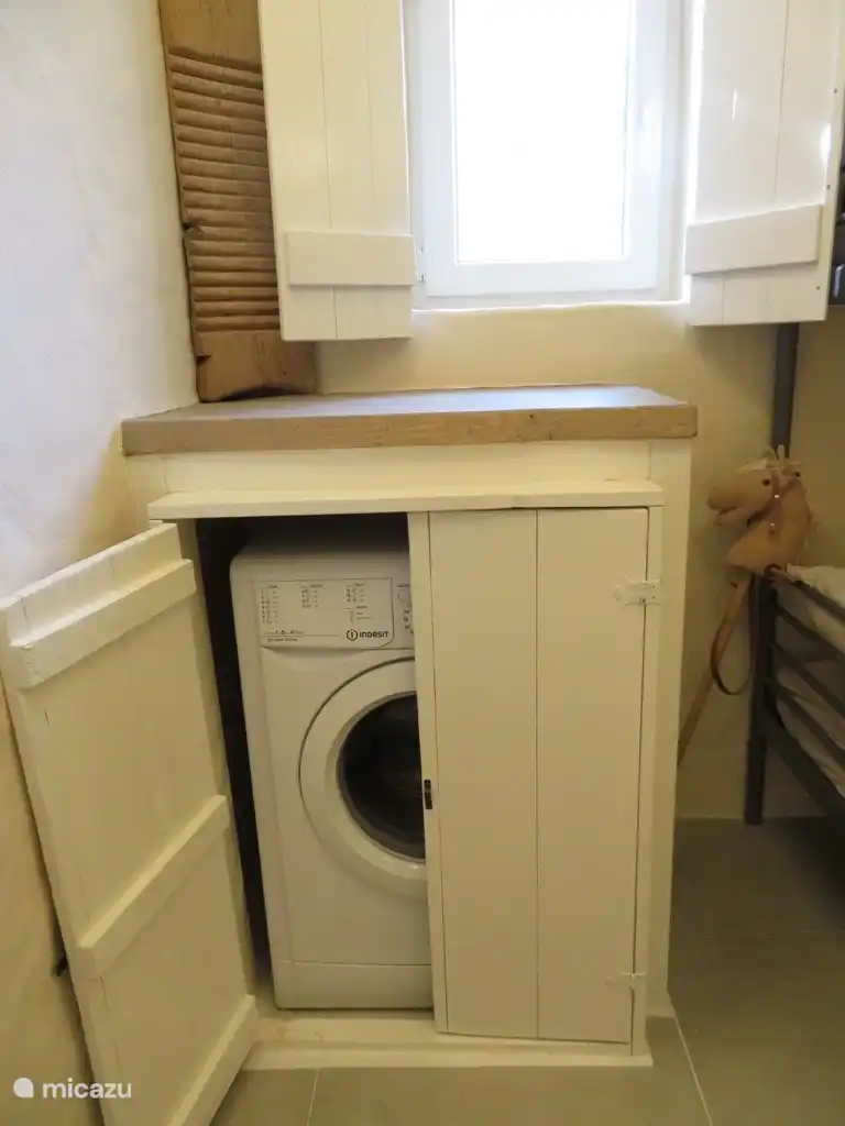 Waschmaschine, Bügelbrett und Bügeleisen