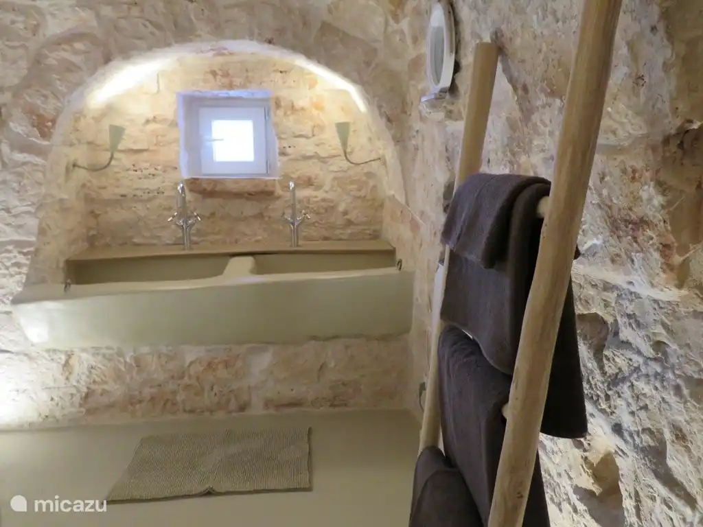 Antike Tränken als Waschbecken im Trullo-Bad