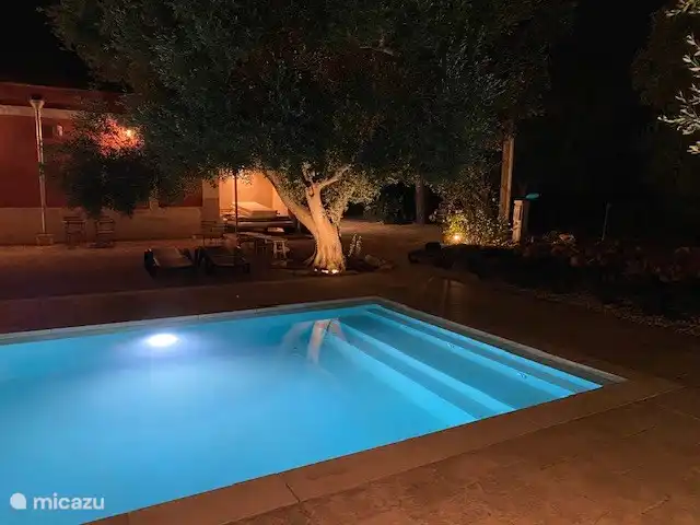 Trullo Sogno l'Estate en Italia, Apulia, Francavilla Fontana - casa de campo / castillo Salón integrado en las escaleras de la piscina