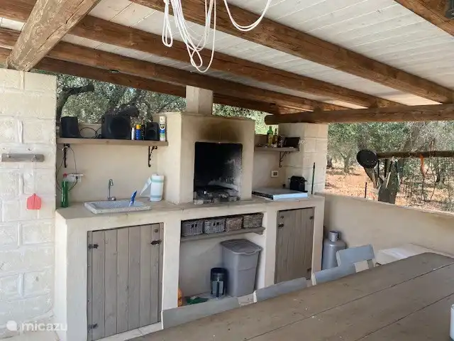 Trullo Sogno l'Estate en Italia, Apulia, Francavilla Fontana - casa de campo / castillo Cocina al aire libre con estufa de gas 4p, barbacoa, nevera y fregadero