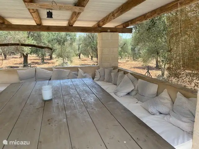 Trullo Sogno l'Estate en Italia, Apulia, Francavilla Fontana - casa de campo / castillo Asiento redondo muy espacioso con mesa grande en la cocina al aire libre