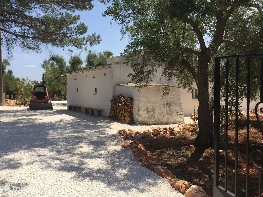 Private Einfahrt mit ausreichend Parkplätzen