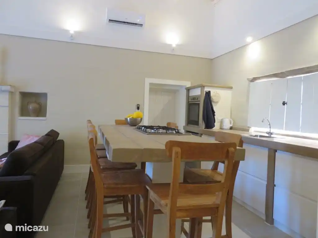 Küche mit allen Geräten und Utensilien