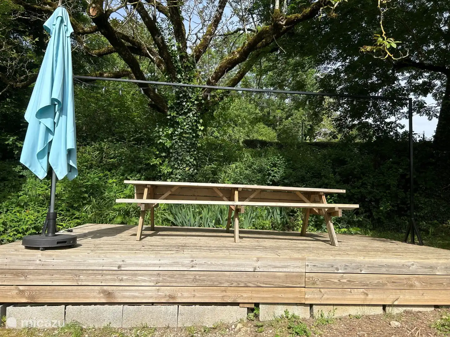 De picknicktafel in de tuin