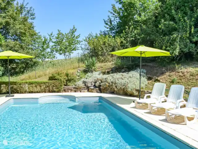 casa vacacional en Francia, Lot, Mayrinhac-Lentour – Mayrinha La amplia piscina con tumbonas