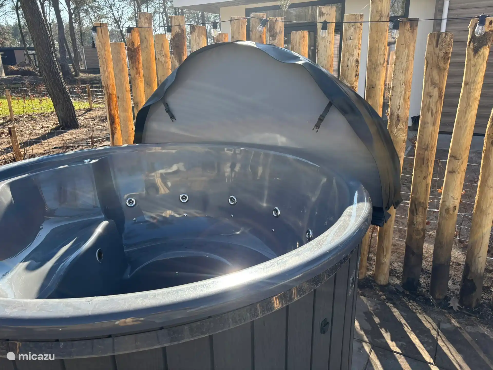 Le couvercle peut être accroché aux crochets.