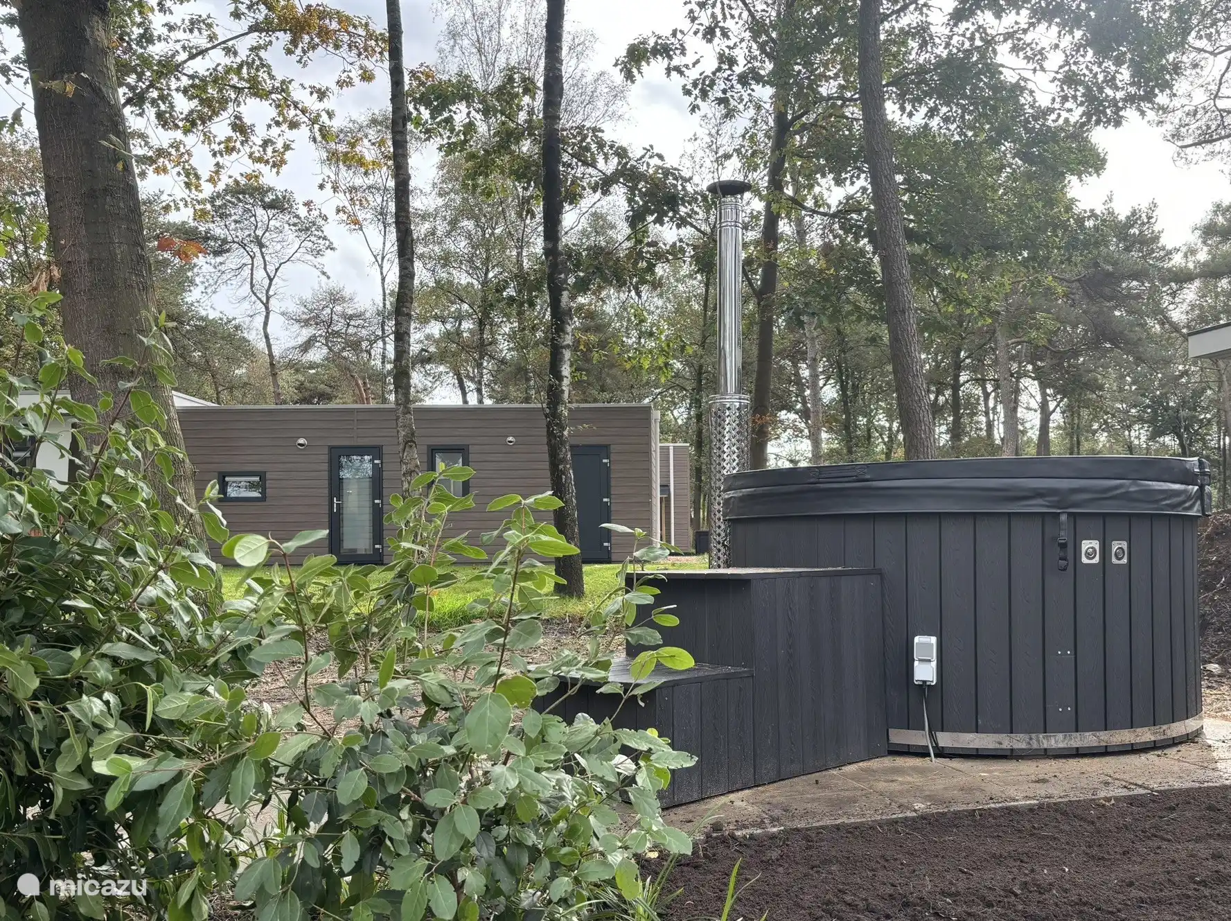 Bain à remous avec filtre à sable et hydromassage.
La photo n’est pas de l’emplacement. Il s’agit d’un exemple du spa qui sera installé au début du mois d’octobre.