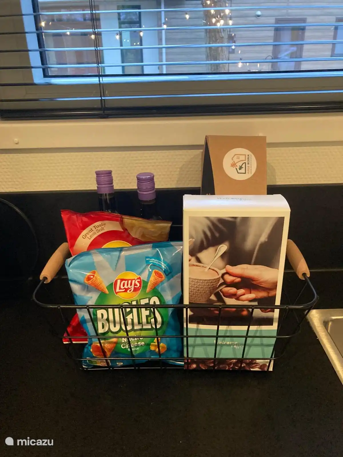 Nous fournissons la première tasse de café ou de thé, et un verre de vin avec quelque chose à grignoter.