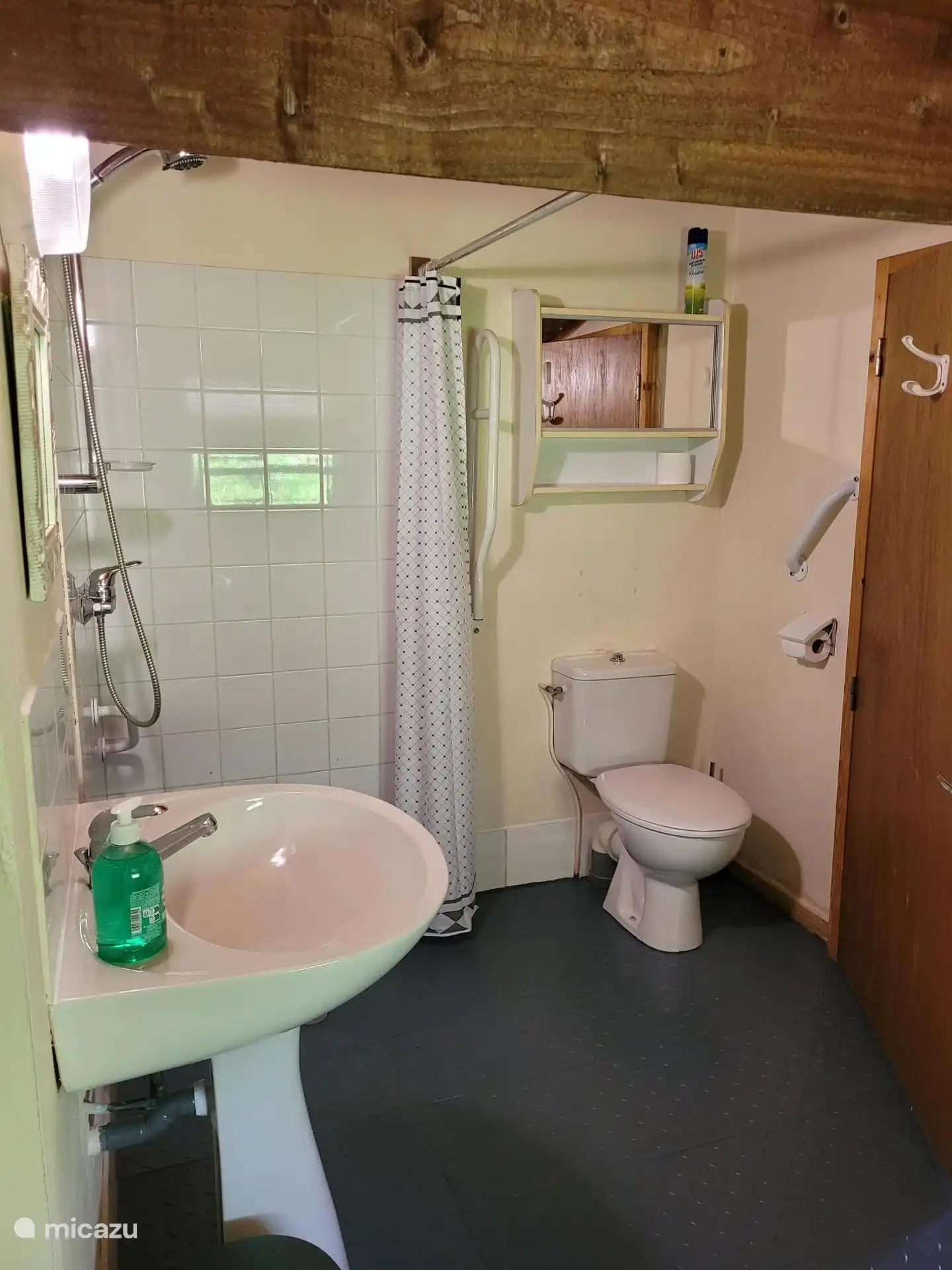 Salle de bain à côté de la chambre à coucher 2 personnes
