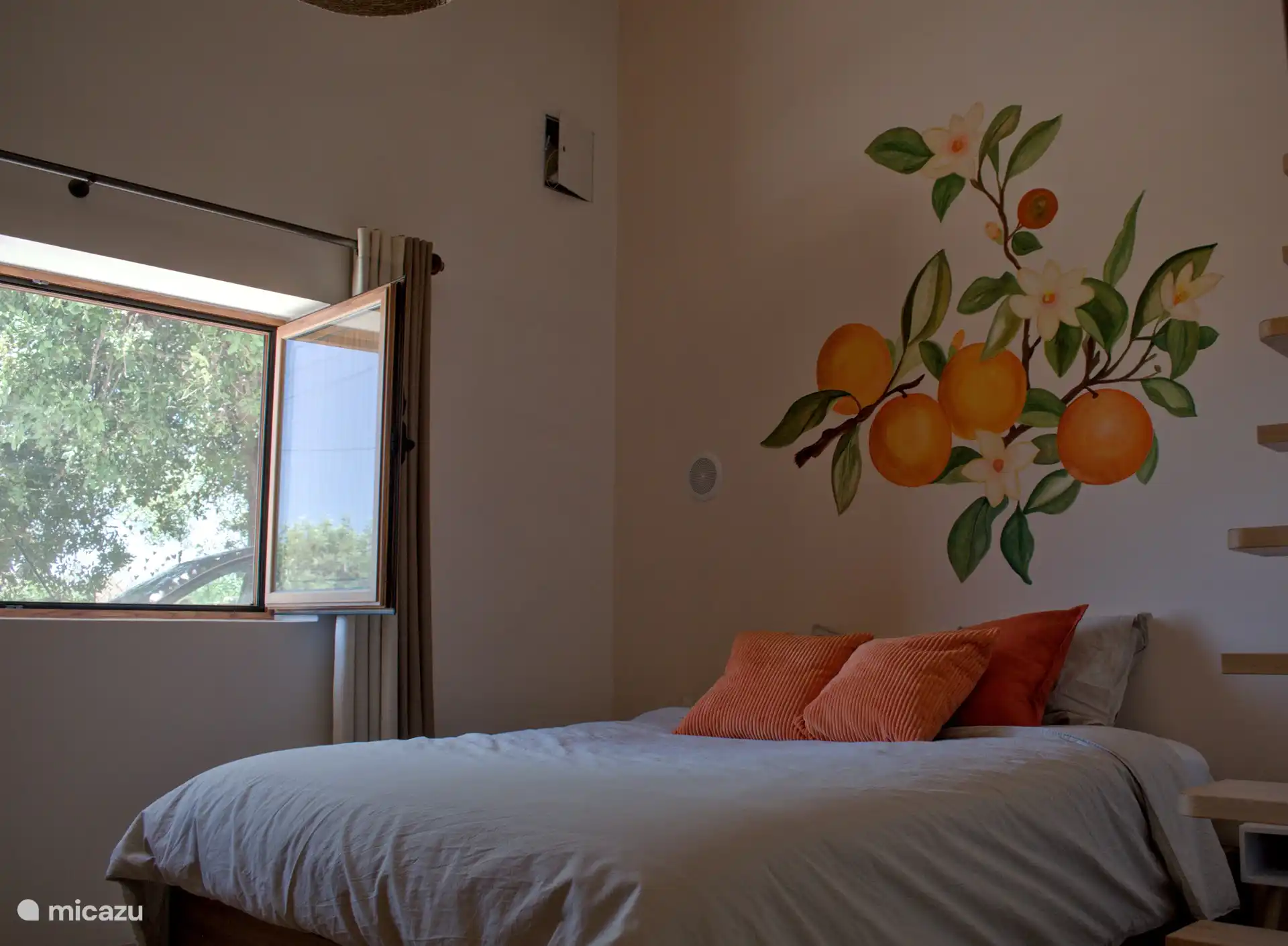 Orangefarbenes Schlafzimmer