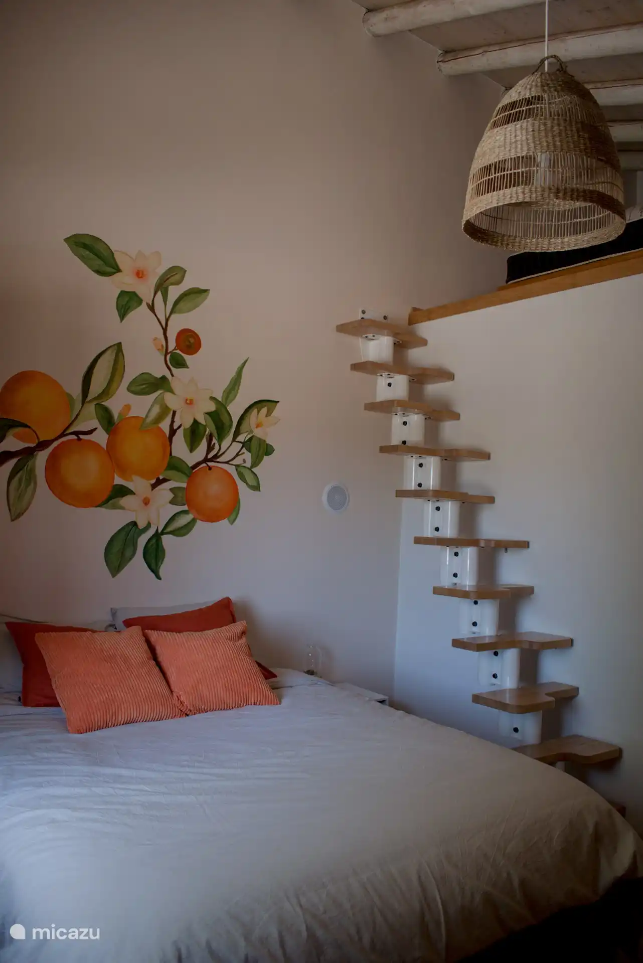 Orangefarbenes Schlafzimmer