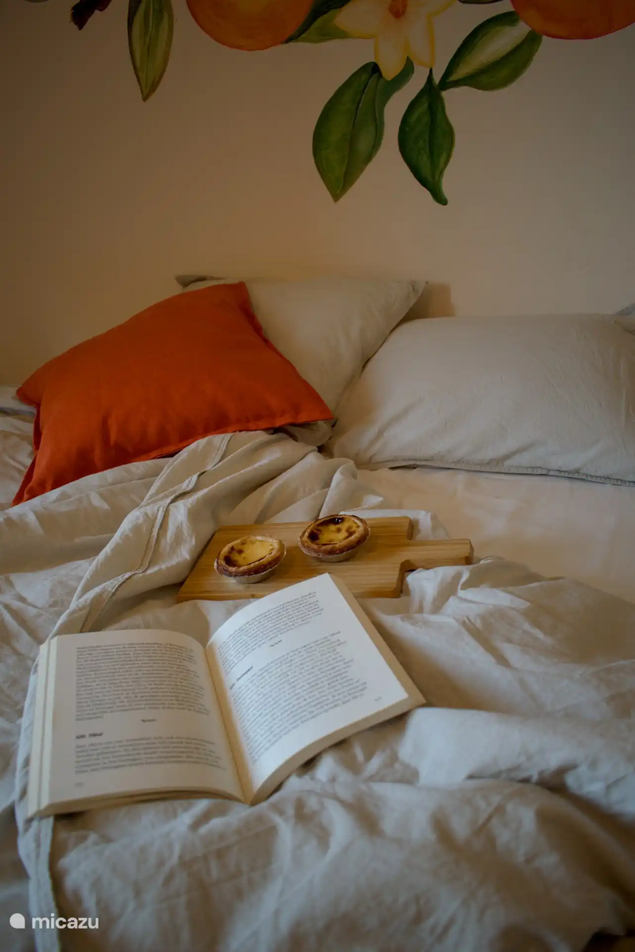 Orangefarbenes Schlafzimmer