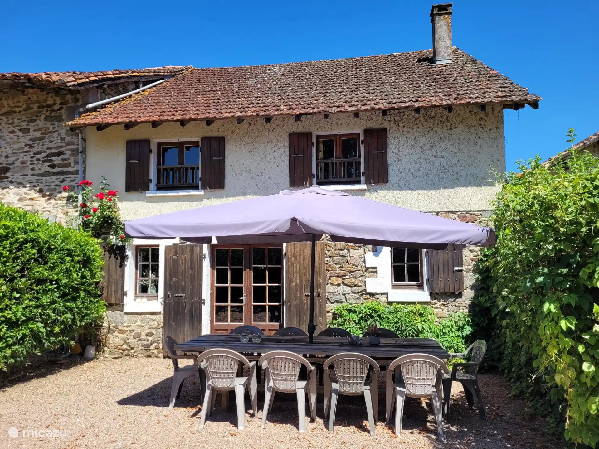 Gite Merlot - Esstisch vor dem Haus