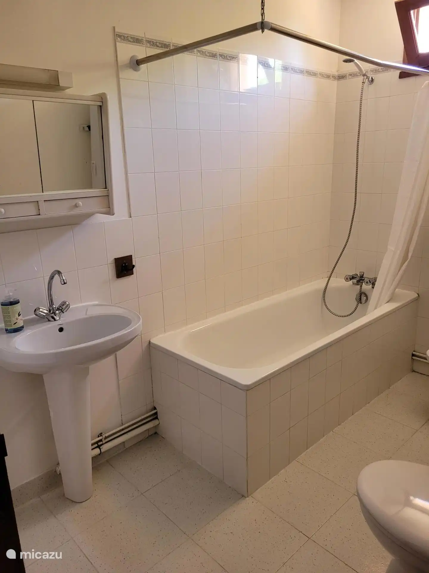 Badezimmer, Badewanne, Dusche, Waschbecken, WC