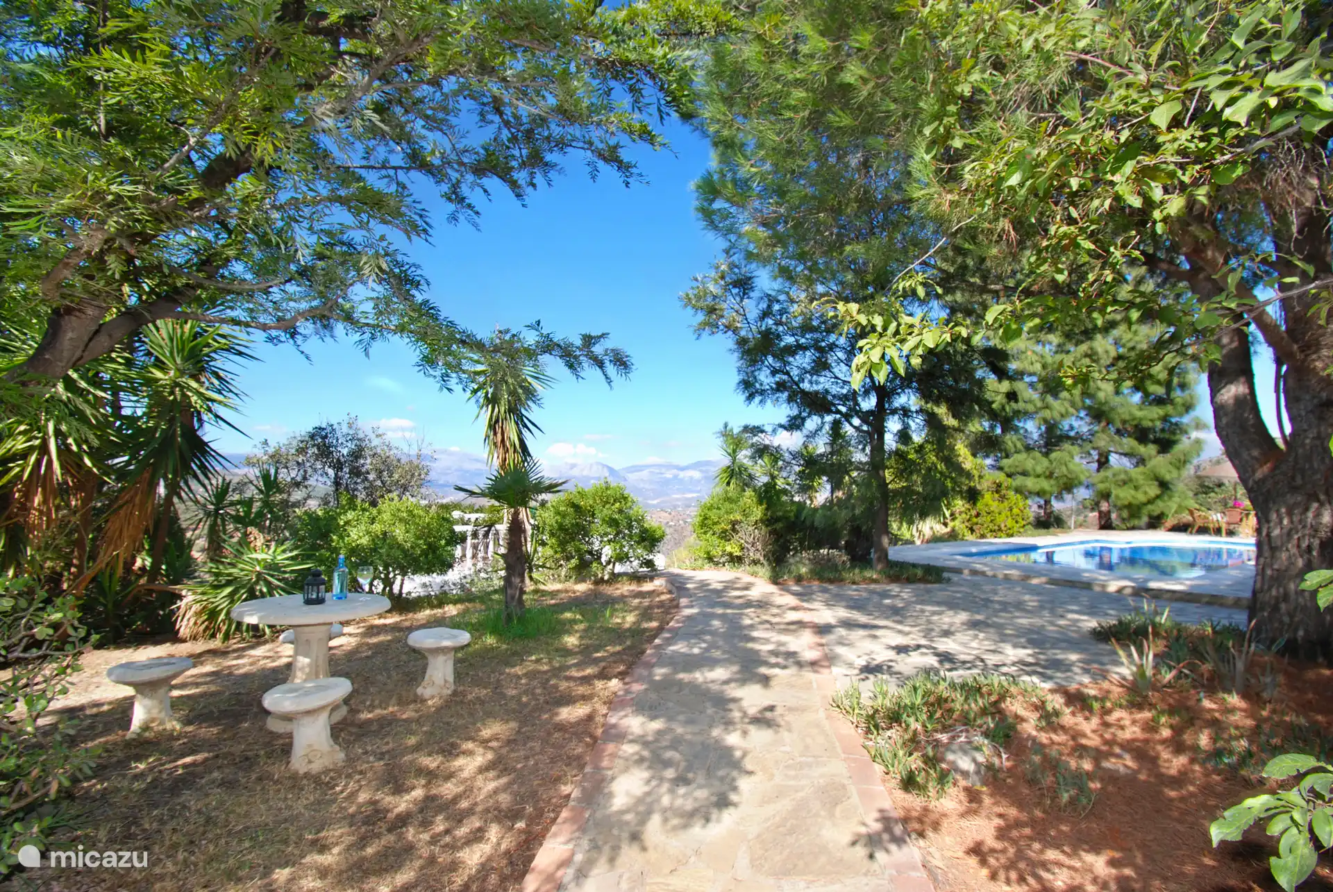 À côté de la piscine se trouve une autre zone ombragée cachée.