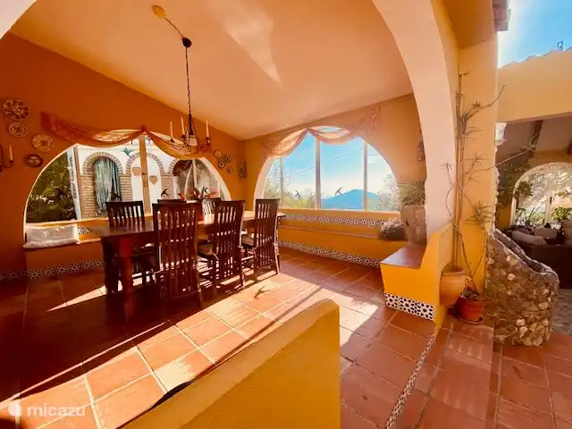 El Patio de la Loma  | Espagne, Costa del Sol, Comares - finca La salle à manger ouverte adjacente au patio, bien abritée du soleil et du vent mais toujours agréable et à l’extérieur