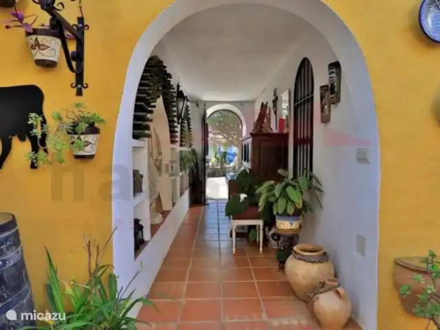El Patio de la Loma  | Espagne, Costa del Sol, Comares - finca le couloir du patio à la porte d’entrée