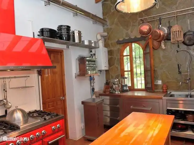 El Patio de la Loma  | Espagne, Costa del Sol, Comares - finca La vaste cuisine avec une authentique cuisinière Boretti à 8 brûleurs et un four double (et un lave-vaisselle et une machine à café Delonghi)