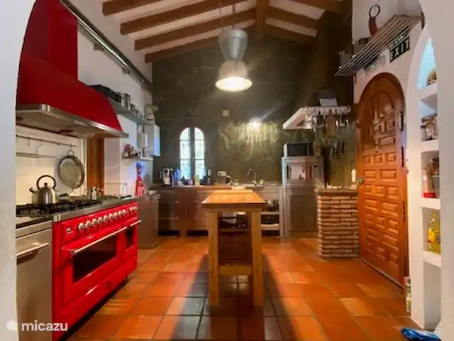 El Patio de la Loma  | Espagne, Costa del Sol, Comares - finca Cuisine délicieuse dans la cuisine avec le haut plafond et le mur en pierre naturelle
