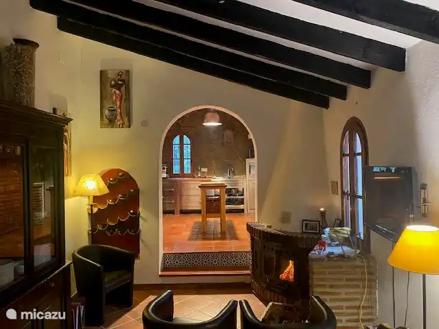 El Patio de la Loma  | Espagne, Costa del Sol, Comares - finca Le salon avec le poêle à bois pour le confort et la chaleur lors d’une soirée fraîche. Incidemment, chaque chambre dispose également d’un chauffage au gaz séparé.