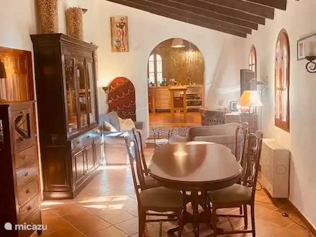 El Patio de la Loma  | Espagne, Costa del Sol, Comares - finca Le salon avec un joli coin lecture/salon. La table à manger peut être adaptée pour huit personnes.