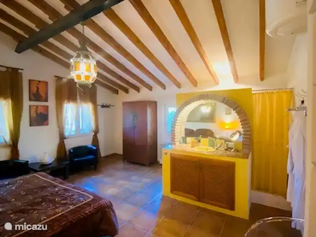 El Patio de la Loma  | Espagne, Costa del Sol, Comares - finca La coiffeuse intégrée, la douche à l’italienne et les toilettes dans la chambre spacieuse Séville