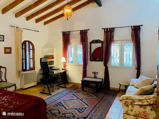 El Patio de la Loma  | Espagne, Costa del Sol, Comares - finca Chambre à coucher Malaga ; En plus du joli lit, il y a aussi un canapé-lit qui peut être déplié et un bureau pour ouvrir l’ordinateur portable si nécessaire.