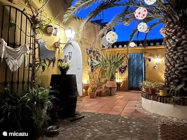 El Patio de la Loma  | Espagne, Costa del Sol, Comares - finca Le patio au crépuscule du début de soirée