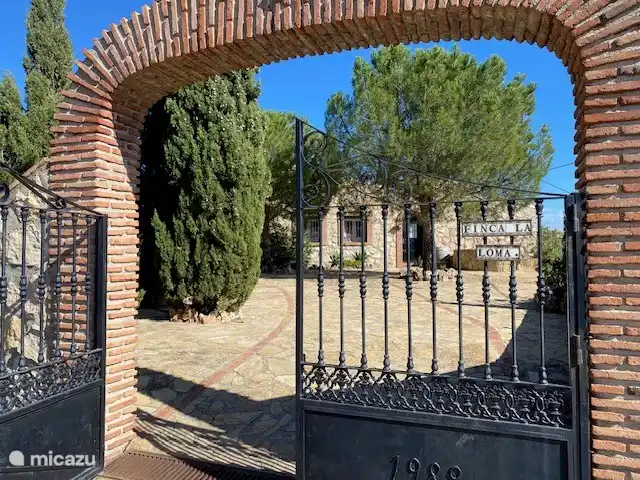 El Patio de la Loma  | Espagne, Costa del Sol, Comares - finca Le parvis spacieux avec un coin salon spacieux qui est merveilleusement réchauffé par le soleil pour pouvoir profiter de cette chaleur longtemps plus tard au crépuscule au coucher du soleil.