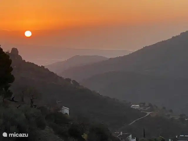 El Patio de la Loma  | Espagne, Costa del Sol, Comares - finca Lever du soleil vu de la « terrasse du matin » avec la mer faiblement au loin par une journée brumeuse.
