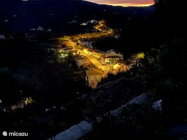 El Patio de la Loma  | Espagne, Costa del Sol, Comares - finca « Los Ventorros la nuit » ; à exactement 500 mètres de marche, vous pourrez déguster un délicieux repas dans l’authentique bar/restaurant El Molino (espagnol/anglophone) ou à l’ouest de la Montagne de la Table (néerlandais/anglophone)