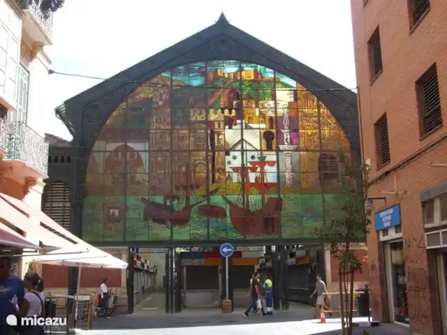 El Patio de la Loma  | Espagne, Costa del Sol, Comares - finca Marché couvert Atrazanas à Malaga ouvert du lundi au samedi ; Des produits locaux délicieux et frais, un verre de vin avec des tapas au bar ou profitez des gens colorés.