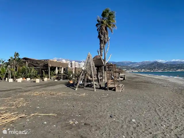 El Patio de la Loma  | Espagne, Costa del Sol, Comares - finca Détendez-vous sur les chaises longues du club de plage La Bahia sur la plage de Torre del Mar