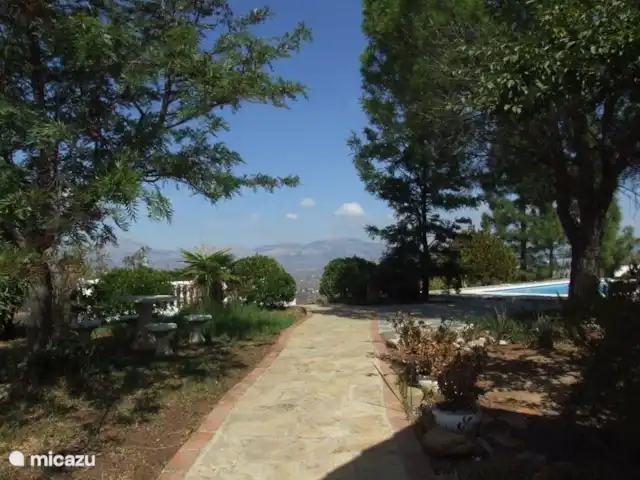 El Patio de la Loma  | Espagne, Costa del Sol, Comares - finca Le chemin pédestre menant à l’une des terrasses (avec vue sur la montagne) et à la piscine et au jardin arrière