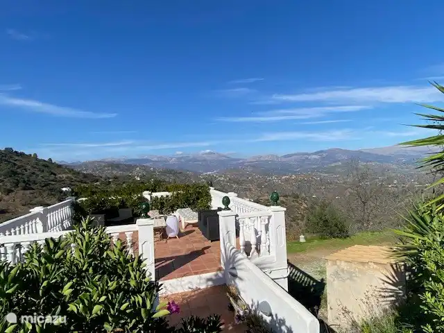 El Patio de la Loma  | Espagne, Costa del Sol, Comares - finca Cette terrasse avec de nombreuses vues, idéale pour lire votre livre le matin et regarder les étoiles le soir.