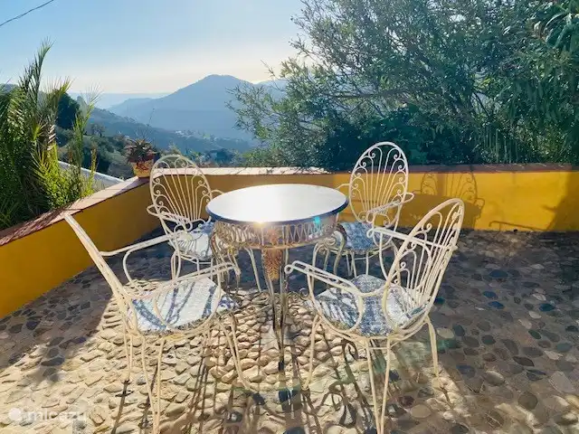 El Patio de la Loma  | Espagne, Costa del Sol, Comares - finca Réveillez-vous avec une tasse de café sur la « terrasse du matin » avec la mer au loin