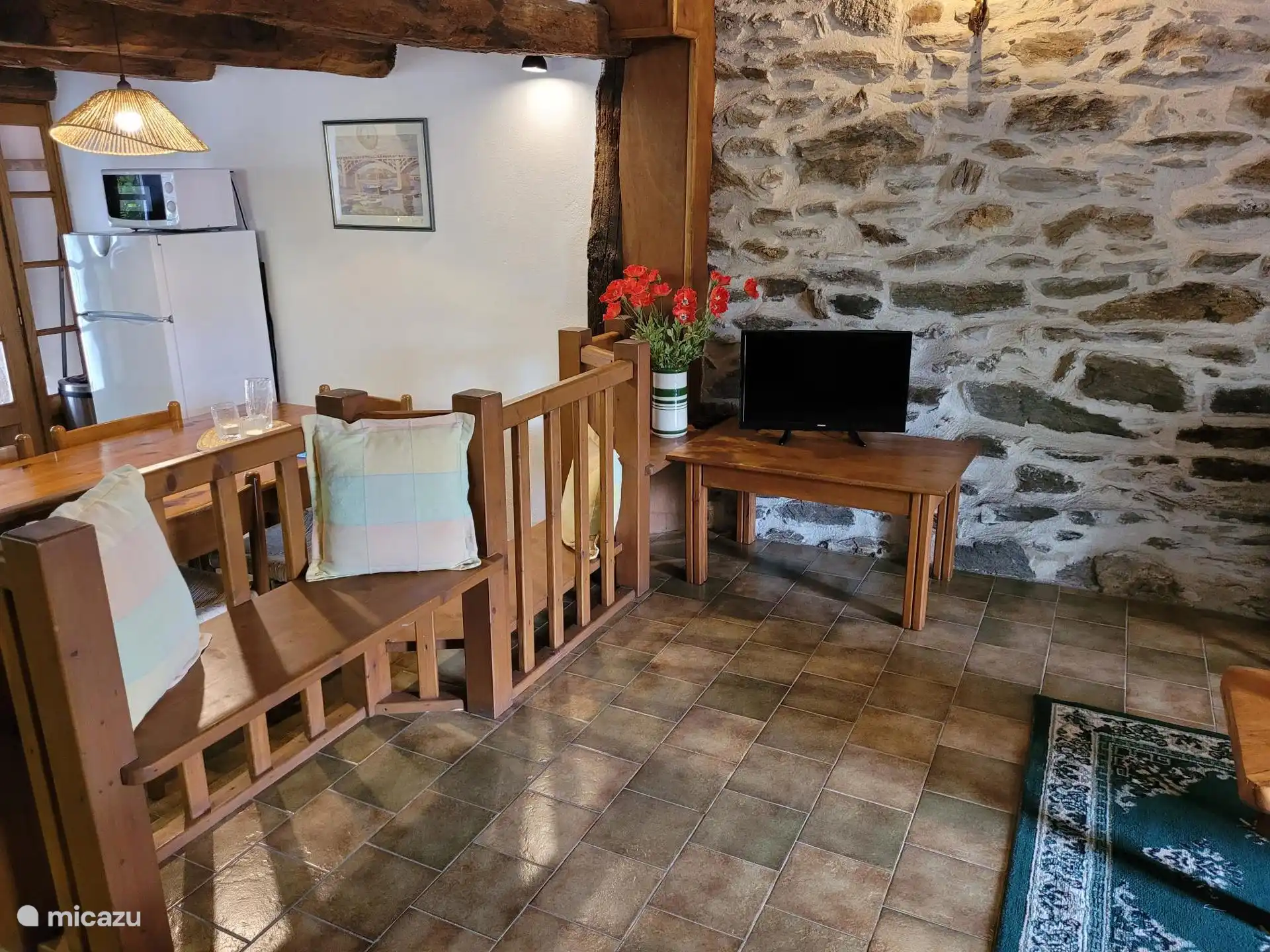 Wohnzimmer-Beistelltisch und Bänke