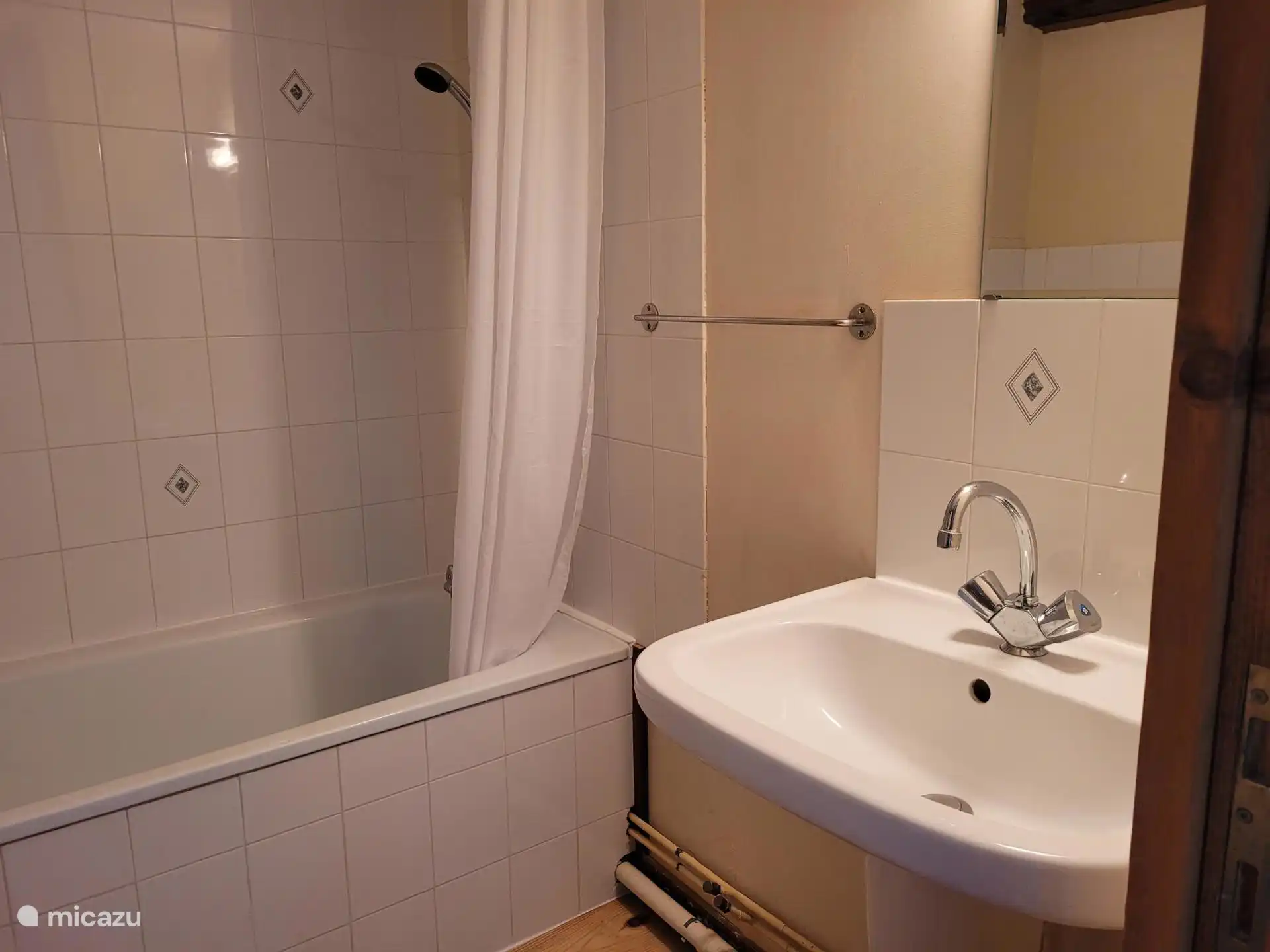 Badezimmer - Badewanne, Dusche, WC, Waschbecken