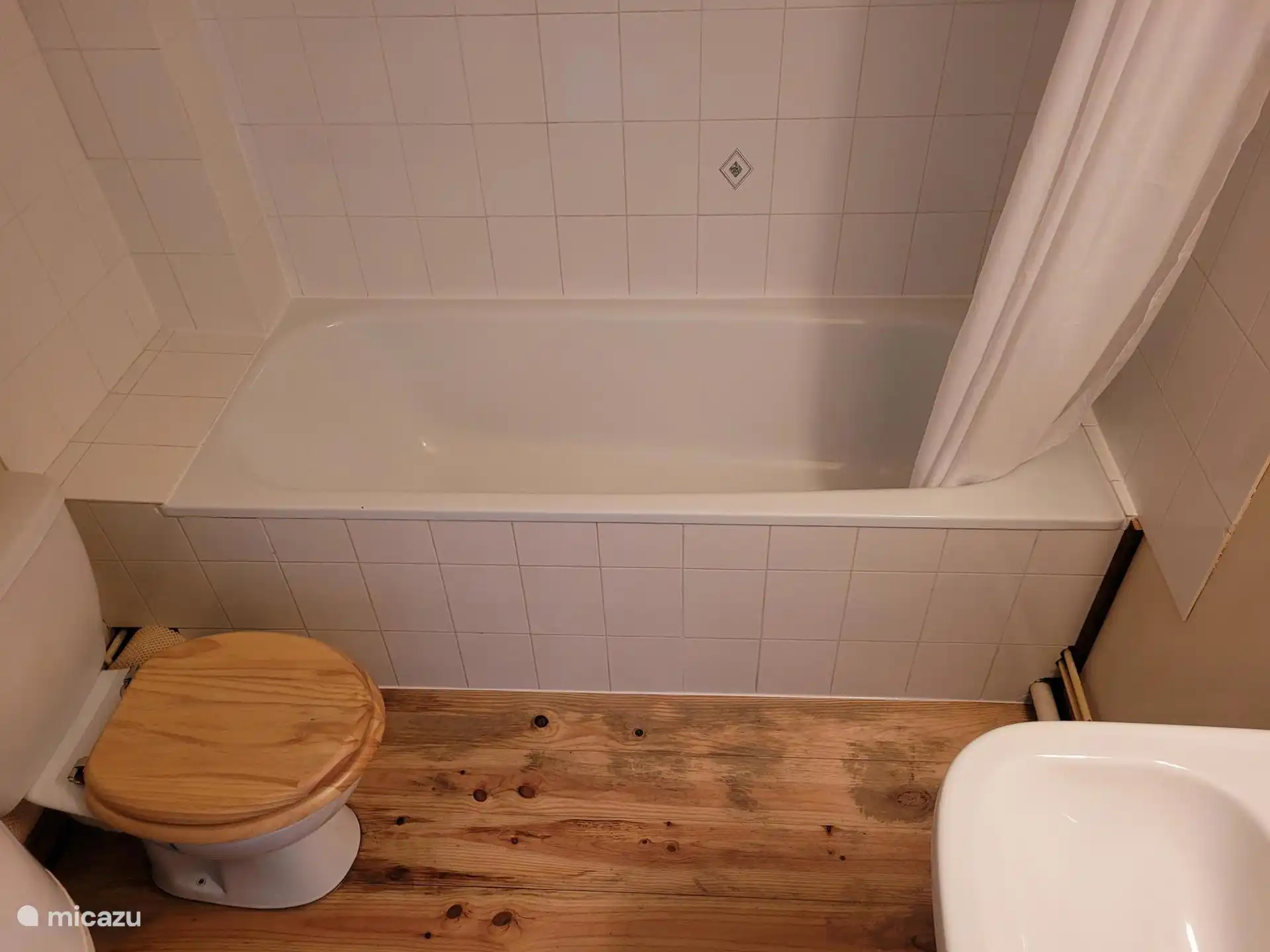 Badezimmer - Badewanne, Dusche, WC, Waschbecken