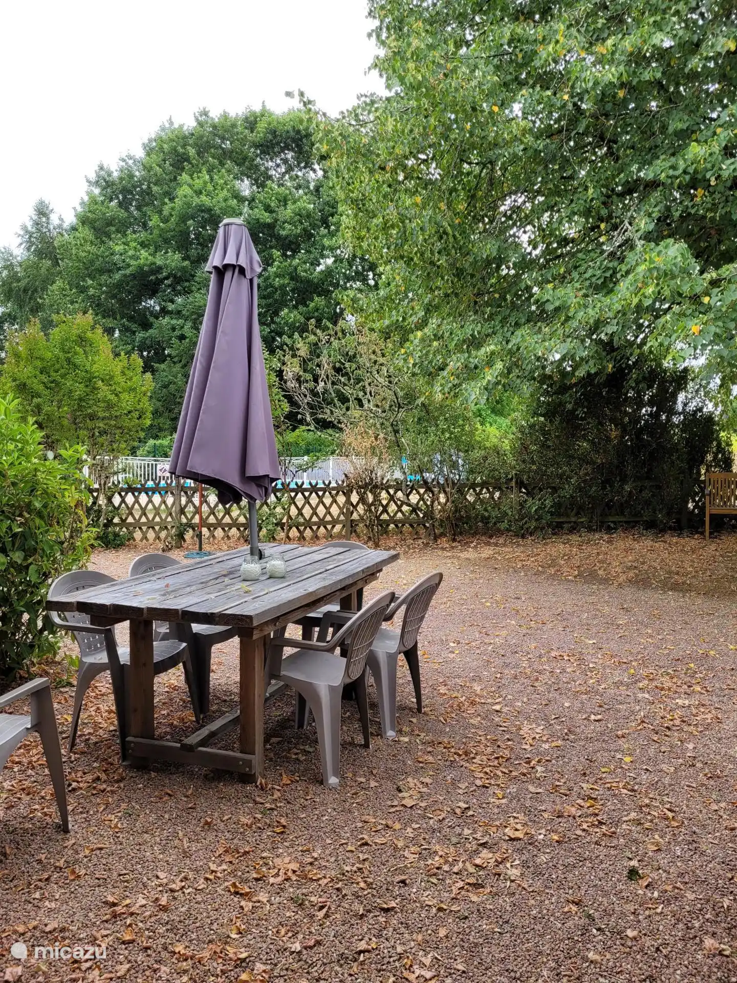 Vorderseite des Gartentisches