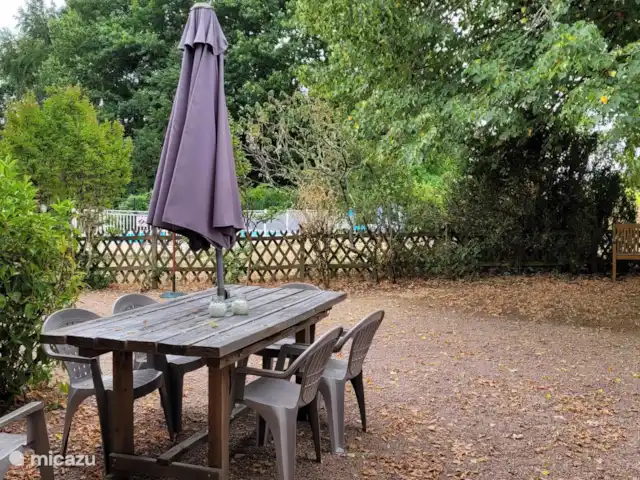 Gîte La Cave | France, Dordogne, Saint-Saud-Lacoussière - gîte / cottage Façade de table de jardin