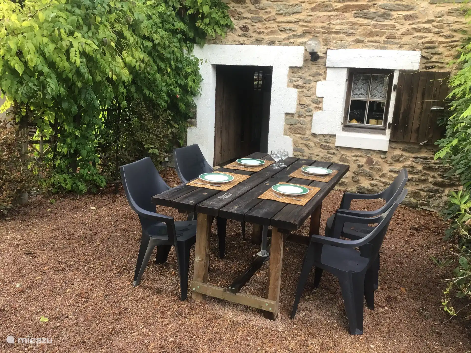 Gartentisch vor dem Haus