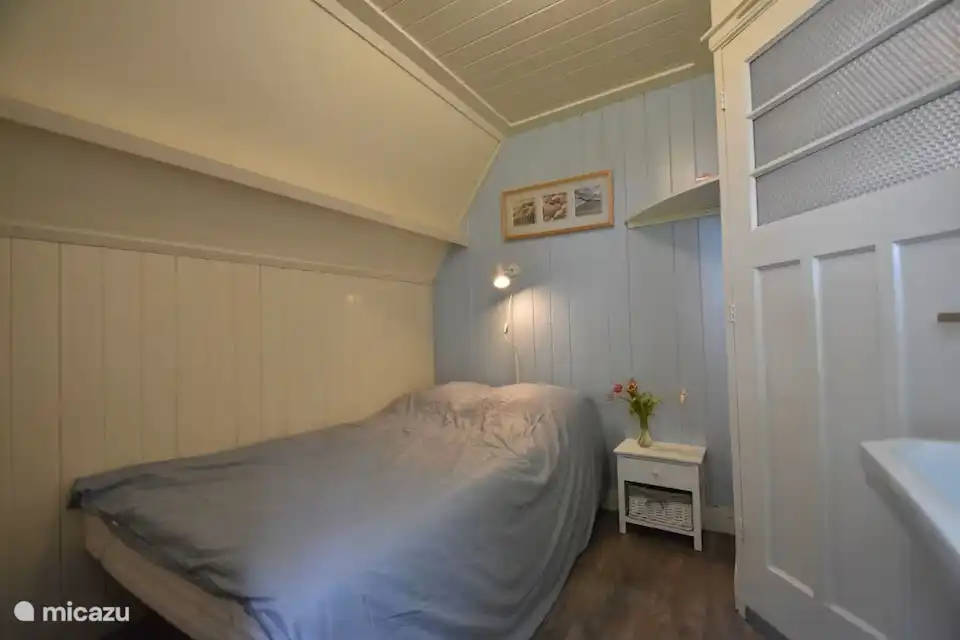 Dormitorio con cama queen size.