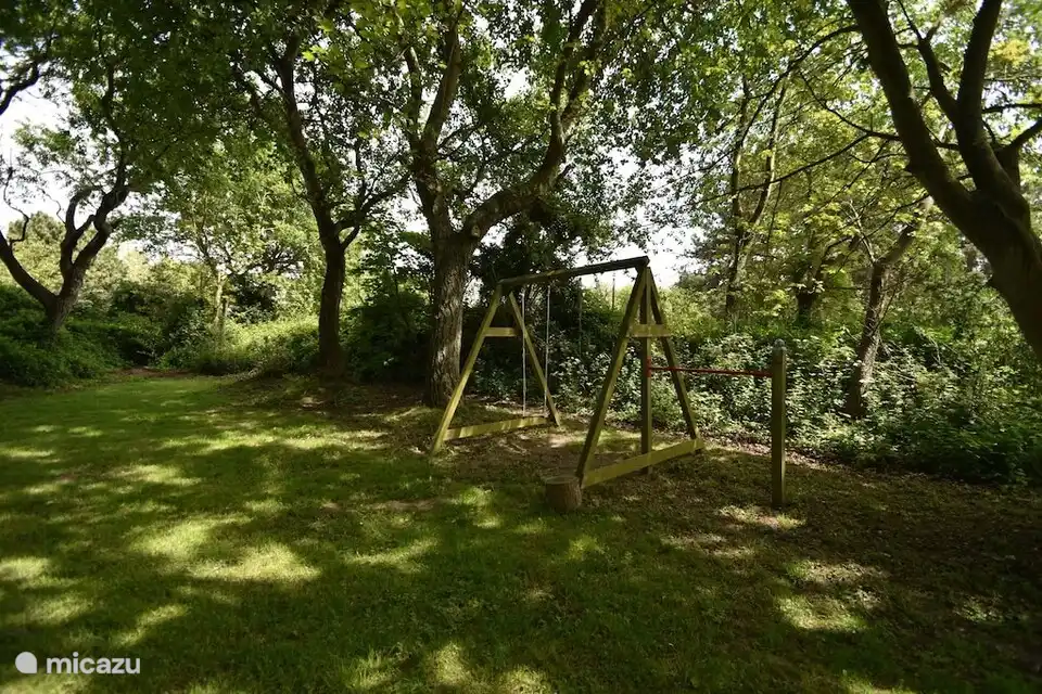 En el jardín hay un parque infantil para los niños.