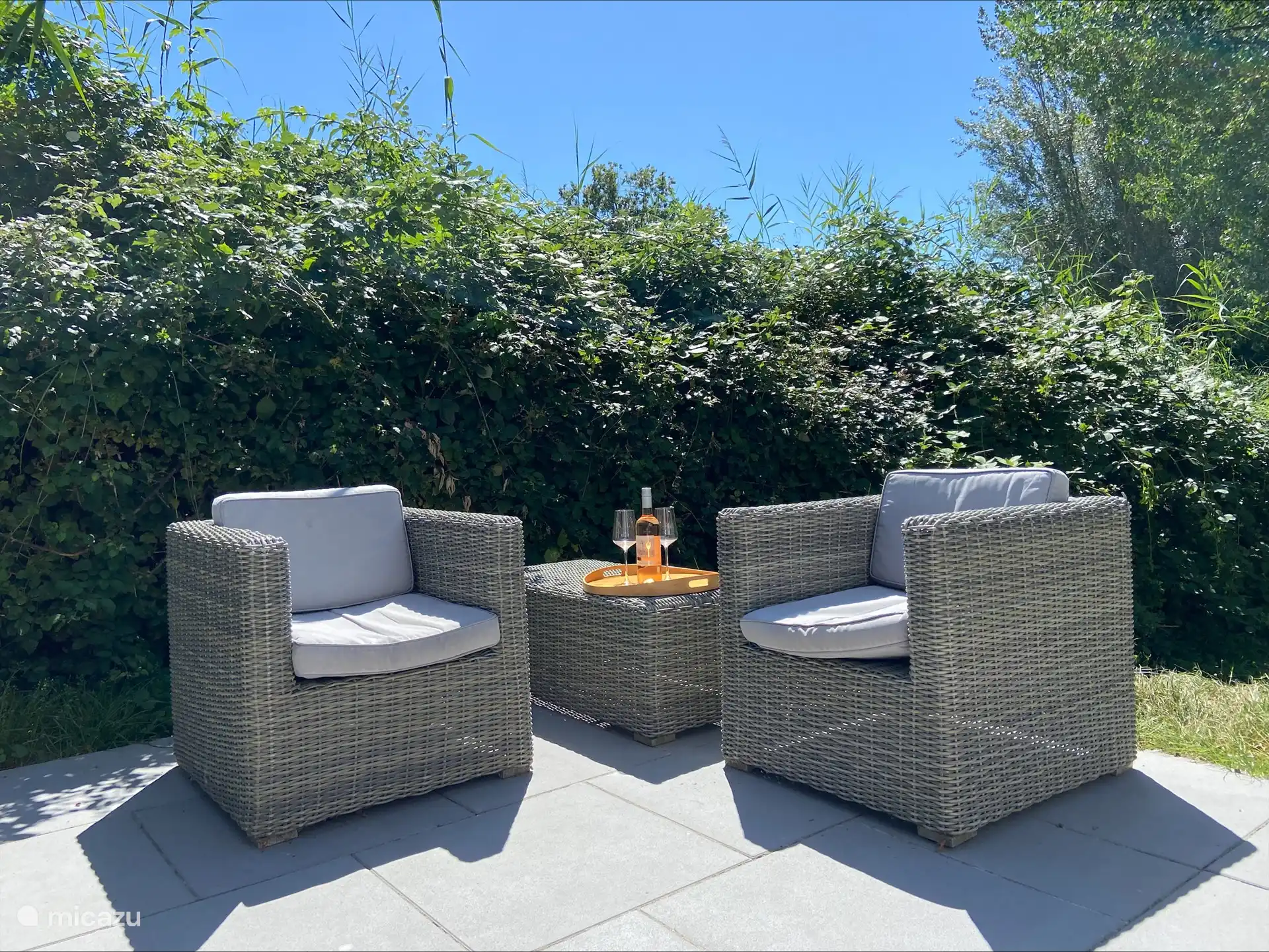 Asientos en la terraza, ¡con mucho sol!