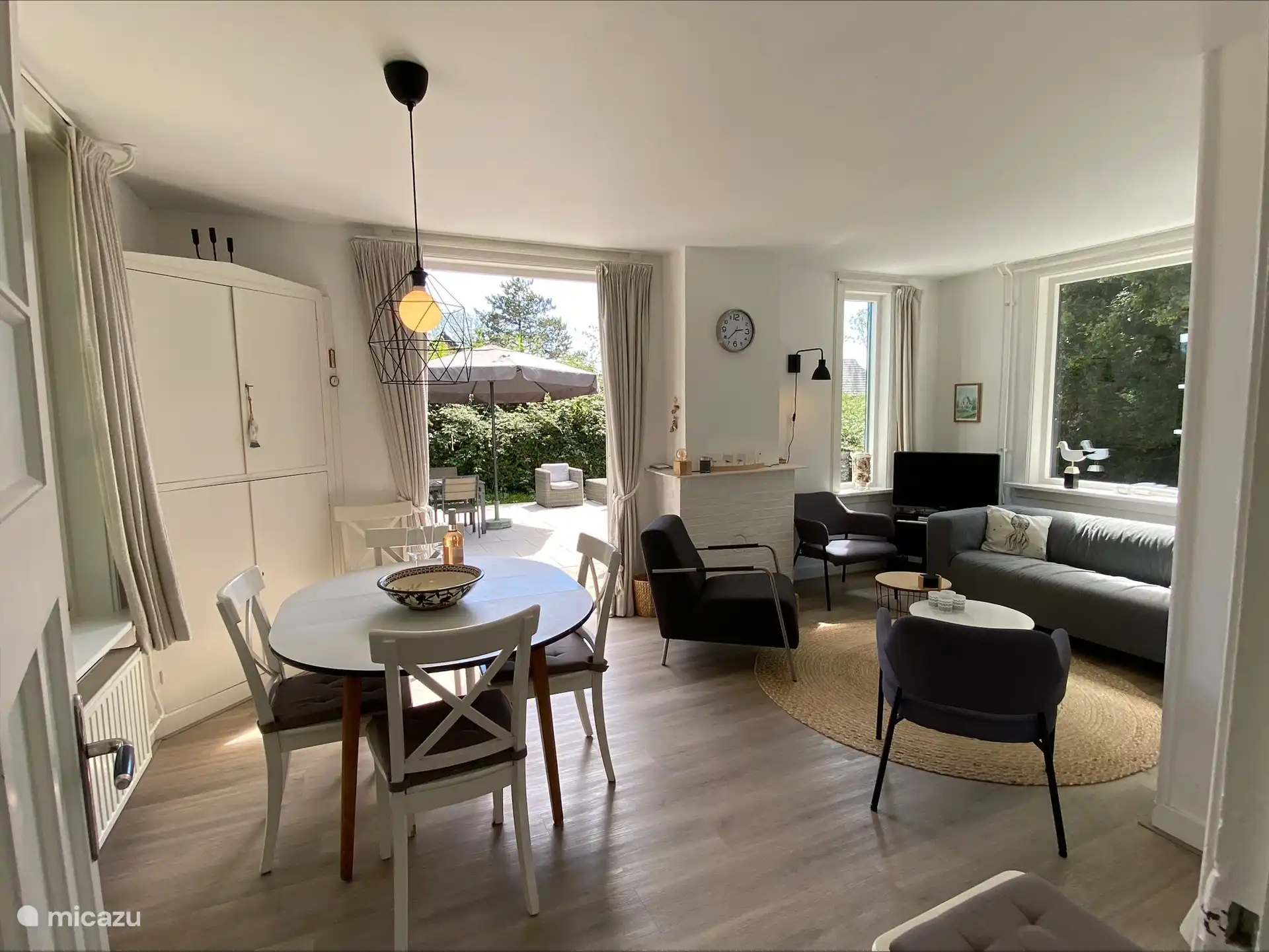 Sala de estar con comedor y sala de estar.